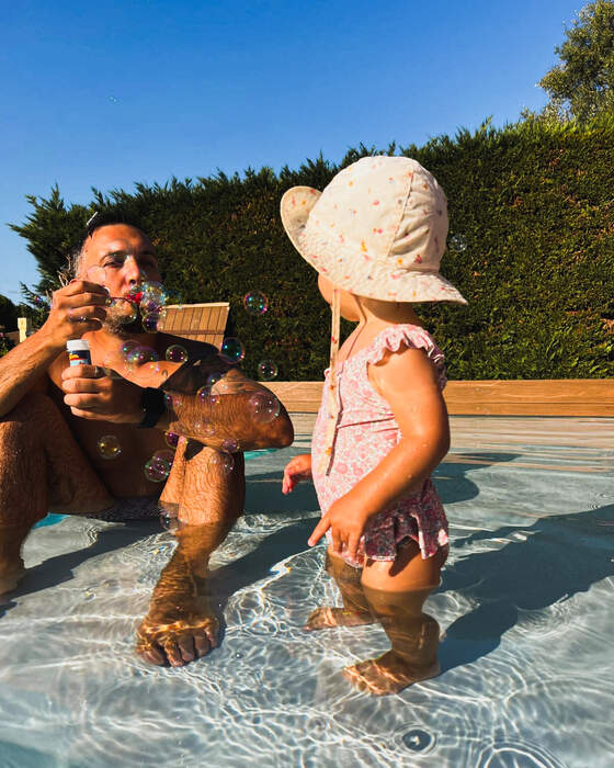 Daniele gioca con le bolle di sapone insieme alla figlia in piscina