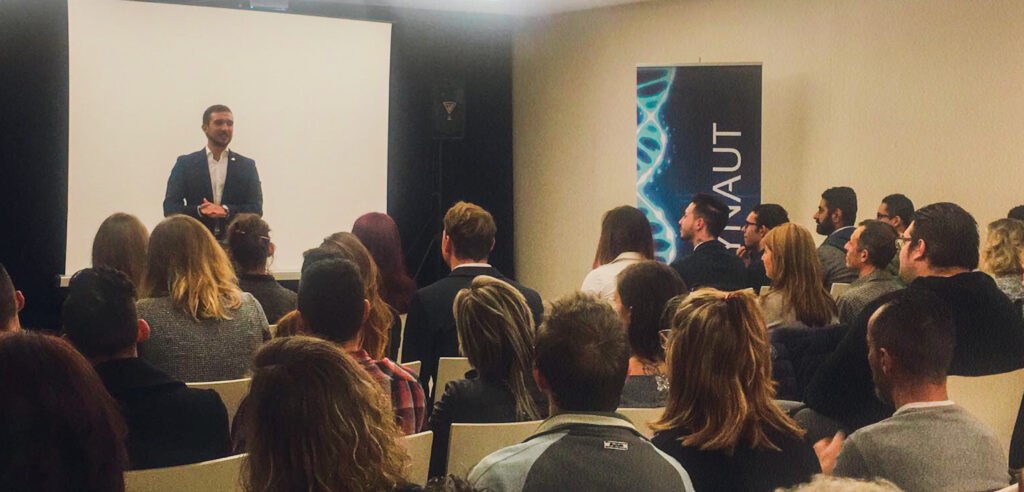Daniele sul palco a un meeting Keynaut nel 2018