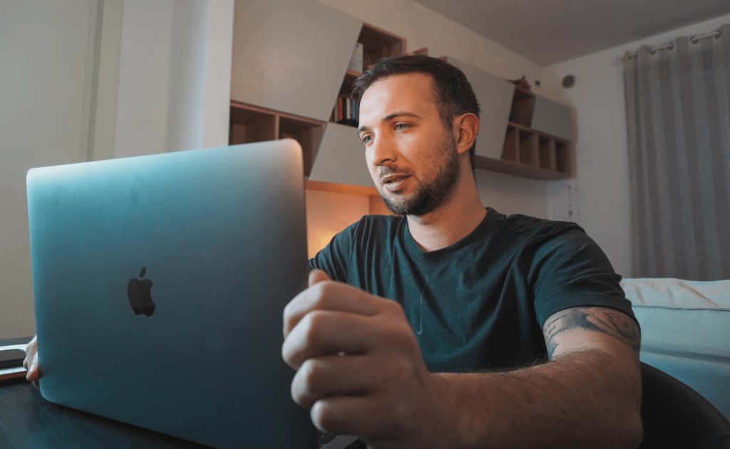 Daniele al Mac durante una sessione di smartworking
