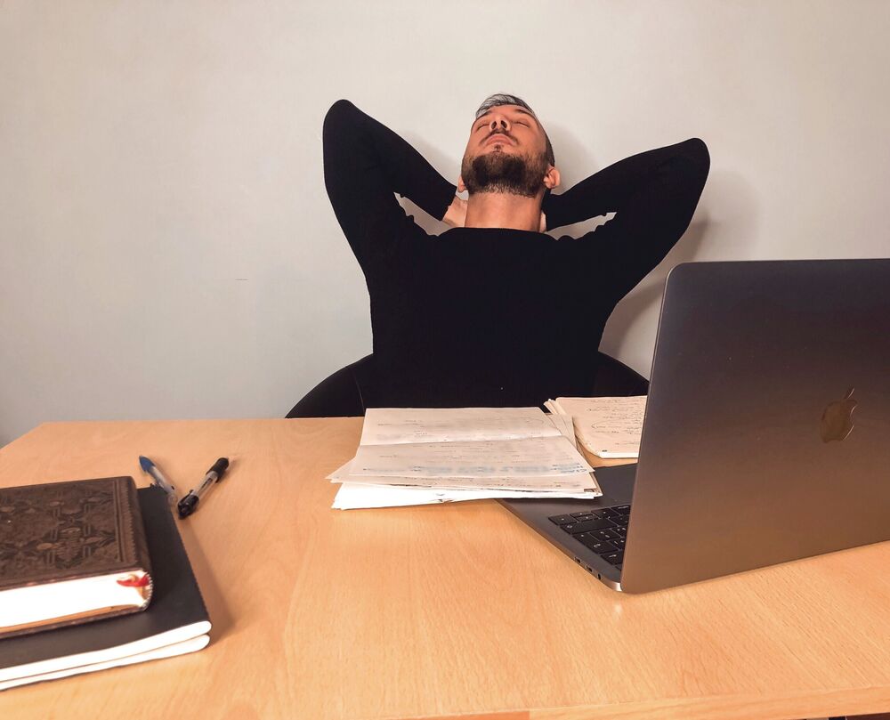 Daniele allo studio, tra appunti e fogli sparsi, nel periodo di insuccesso