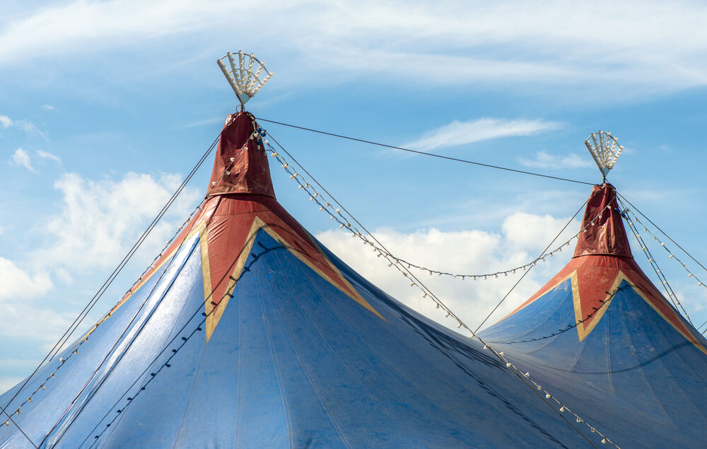 Cupola blu di un tendone da circo contro il cielo