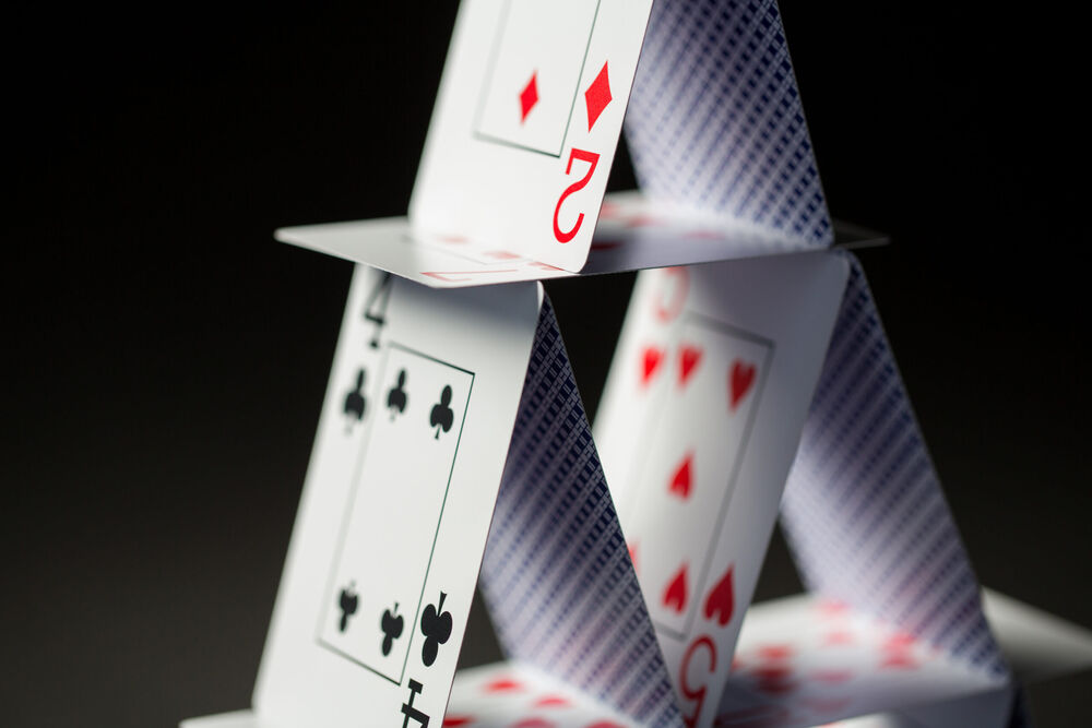 Castello di carte da gioco in equilibrio precario